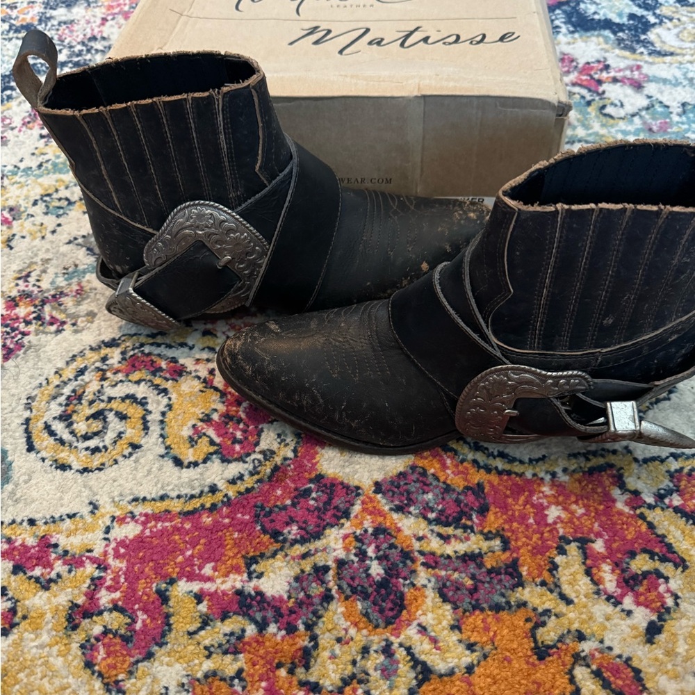 Matisse Underrated Distressed  BITCHIN BIKER Black ankle boot with buckle